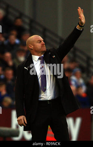 London, Großbritannien. 03 Nov, 2018. Burnley Manager Sean Dyche beauftragt seine Spieler. Premier League match, West Ham United v Burnley an der London Stadium, Queen Elizabeth Olympic Park in London am Samstag, den 3. November 2018. Dieses Bild dürfen nur für redaktionelle Zwecke verwendet werden. Nur die redaktionelle Nutzung, eine Lizenz für die gewerbliche Nutzung erforderlich. Keine Verwendung in Wetten, Spiele oder einer einzelnen Verein/Liga/player Publikationen. pic von Steffan Bowen/Andrew Orchard sport Fotografie/Alamy Live news Credit: Andrew Orchard sport Fotografie/Alamy leben Nachrichten Stockfoto