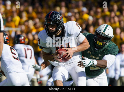 Waco, Texas, USA. 3. November, 2018. Baylor Bears defensiver Ira Lewis (9) Säcke Oklahoma State Cowboys Quarterback Taylor Cornelius (14) Während die erste Hälfte des NCAA Football Spiel zwischen der Oklahoma State Cowboys und die Baylor Bären an McLane Stadion in Waco, Texas. Matthew Lynch/CSM/Alamy leben Nachrichten Stockfoto