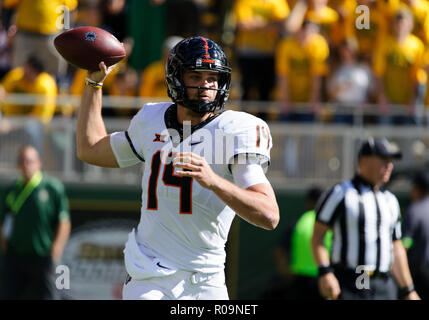 Waco, Texas, USA. 3. November, 2018. Oklahoma State Cowboys Quarterback Taylor Cornelius (14) Tropfen zurück in die Tasche für ein Pass in der 1. Hälfte des NCAA Football Spiel zwischen der Oklahoma State Cowboys und die Baylor Bären an McLane Stadion in Waco, Texas. Matthew Lynch/CSM/Alamy leben Nachrichten Stockfoto