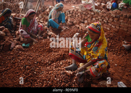 Dhaka, Bangladesch. 3. November, 2018. Weiblichen Tagelöhner Pausen Ziegelsteine in einer Ziegelfabrik in Keraniganj. Weibliche Tag labores verdienen rund 20 US-Dollar pro Woche jeden Tag über acht Stunden, wie sie vom Land in die Hoffnung auf ein besseres Leben. Credit: MD Mehedi Hasan/ZUMA Draht/Alamy leben Nachrichten Stockfoto