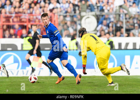 Marvin Pourie (KSC) in Duellen mit Torwart Leon Baetge (Kickers Würzburg). GES/fussball/3. Liga: Karlsruher SC - Kickers Würzburg, 03.11.2018 - letztes Spiel in der alten Wildparkstadion. Fußball: 3. Liga: Karlsruhe vs Würzburg, Karlsruhe, November 3, 2018 | Verwendung weltweit Stockfoto