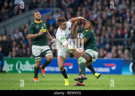 London, Großbritannien. 03 Nov, 2018. Twickenham, Vereinigtes Königreich, Samstag, 3. November 2018, RFU, Rugby, Stadion, England, RSA voll zurück. Damian WILLEMSE, entzieht sich Henry Slade, packt während der Quilter, Herbst International, England gegen Südafrika, Kredit: Peter SPURRIER/Alamy leben Nachrichten Stockfoto