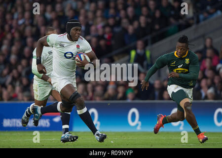 London, Großbritannien. 03 Nov, 2018. Twickenham, Vereinigtes Königreich, Samstag, 3. November 2018, RFU, Rugby, Stadion, England, Maro ITOJE, auf der Flucht, während der Quilter, Herbst International, England gegen Südafrika, Kredit: Peter SPURRIER/Alamy leben Nachrichten Stockfoto