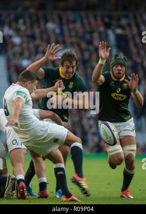 London, Großbritannien. 03 Nov, 2018. Twickenham, Vereinigtes Königreich, Samstag, 3. November 2018, RFU, Rugby, Stadion, England, Ben Youngs, Kicks klar von der Rückseite des scrum, während der Quilter, Herbst International, England gegen Südafrika, Kredit: Peter SPURRIER/Alamy leben Nachrichten Stockfoto