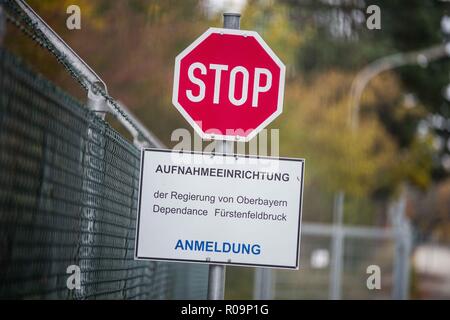 Fürstenfeldbruck, Bayern, Deutschland. 3. November, 2018. Die Eingangstore zu den umstrittenen Fürstenfeldbruck Migranten Center, in dem sich primär afrikanischer Migranten. Die Schilder weisen die Registrierung für die in der Anlage, die durch einige Bewohner entgegengesetzt wird. Die fürstenfeldbruck Wohnanlage in der Nähe von München eine Kundgebung protestieren wegen angeblicher Missbrauch durch Sicherheitspersonal und Aufenthalte von zwei oder mehr Jahren statt der maximal sechs Monate. Credit: ZUMA Press, Inc./Alamy leben Nachrichten Stockfoto