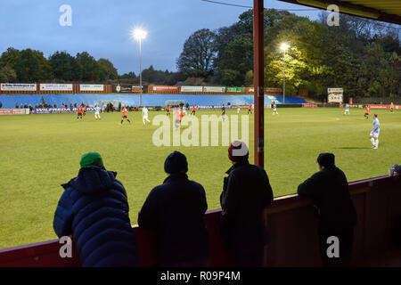 Dronfield, Derbyshire, UK: 03. November 2018. Sheffield FC die Welten der erste Fußball-Club 1857 gegründet die Welten gespielt Neueste club Ossett United im Februar 2018 spielen beide in der Evo-Stik League First Division Osten gebildet. Rund 350 nahmen an dem Spiel, die Sheffield gewann 3-0 in die Kutsche und Pferde. Credit: Ian Francis/Alamy leben Nachrichten Stockfoto