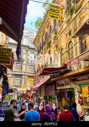 Bürger wandern in Fincancilar Straße, eine typische comercial Straße im Stadtteil Eminönü Nachbarschaft, Fatih Bezirk. Istanbul Stockfoto