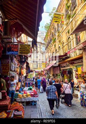 Bürger wandern in Fincancilar Straße, eine typische comercial Straße im Stadtteil Eminönü Nachbarschaft, Fatih Bezirk. Istanbul Stockfoto