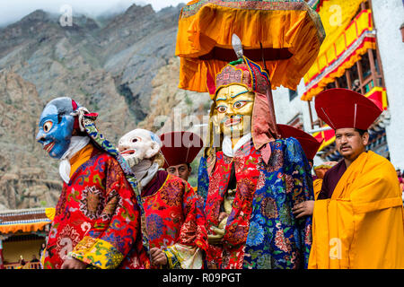 Rituellen Maskentänzen, von Mönchen durchgeführt und Beschreibung der Geschichten aus den frühen Tagen des Buddhismus, sind die Hauptattraktion in Hemis Festival. Stockfoto