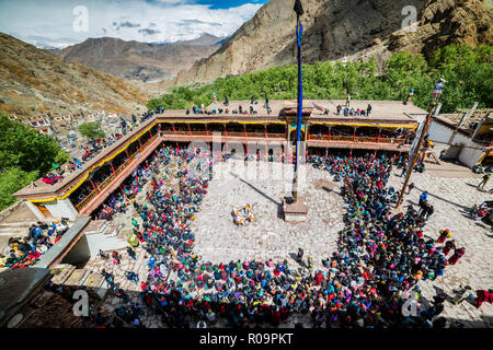 Der Hof von hemis Gompa ist der Spielplatz für die rituellen Maskentänzen, von Mönchen durchgeführt und Beschreibung der Geschichten aus den frühen Tagen des Buddhismus. Stockfoto