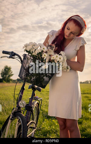 Frau mit Katze heißen Sommer Tag draußen genießen. Stockfoto