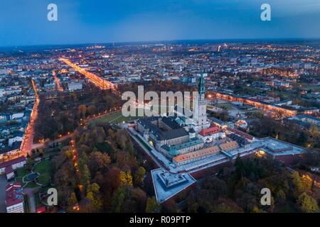 Nacht Antenne drone Ansicht auf Tschenstochau und Jasna Gora Kloster. Der leuchtende Berg Kloster Jasna Gora in Czestochowa Polen ist eine berühmte polnische Shri Stockfoto