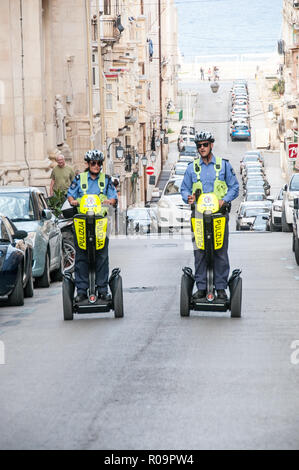 Um Malta - Segway Polizei Patrouille - Valletta Stockfoto