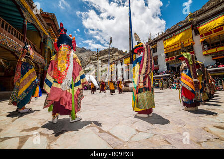 Rituellen Maskentänzen, von Mönchen durchgeführt und Beschreibung der Geschichten aus den frühen Tagen des Buddhismus, sind die Hauptattraktion in Hemis Festival. Stockfoto