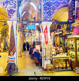 Hersteller an den Verbindungsgängen der Kapali Carsi, der Große Basar in Istanbul, Türkei. Stockfoto