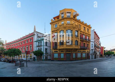 Farbenfrohe Gebäude im Art déco-Stil mit barocken Stil in der Nähe des historischen Zentrums, Sevilla, Andalusien, Spanien Stockfoto