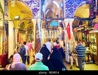 Bürger an den Verbindungsgängen der Kapali Carsi, der Große Basar in Istanbul, Türkei. Stockfoto