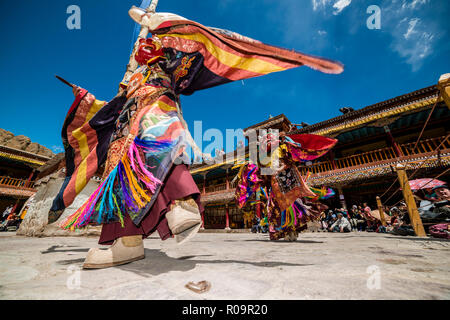 Rituellen Maskentänzen, von Mönchen durchgeführt und Beschreibung der Geschichten aus den frühen Tagen des Buddhismus, sind die Hauptattraktion in Hemis Festival. Stockfoto