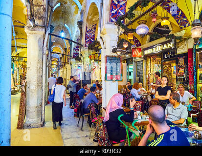 Die Bürger in eine Bar auf der Terrasse der Kapali Carsi, der Große Basar in Istanbul, Türkei. Stockfoto