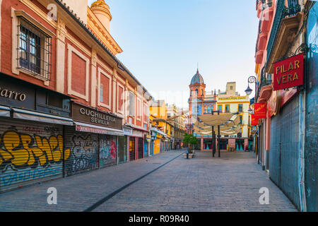 Fußgänger-Gasse in der Altstadt mit Pedro Roldán Gebäude im Hintergrund vom architet José Espiau y Munoz, Sevilla, Spanien Stockfoto