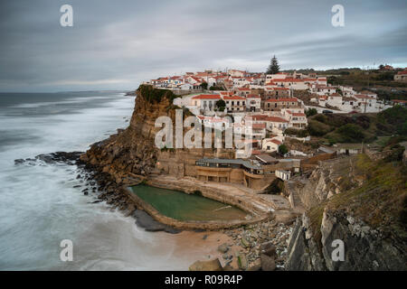 Aussicht auf den malerischen Ort Azenhas do Mar, am Rande einer Klippe mit einem Strand. Sehenswürdigkeiten in der Nähe von Sintra, Lissabon, Portugal, Europa. Landschaft. Stockfoto