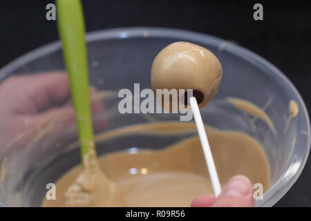 Kuchen Pop. Beschichtung kuchen Pops in der Schokolade. Stockfoto