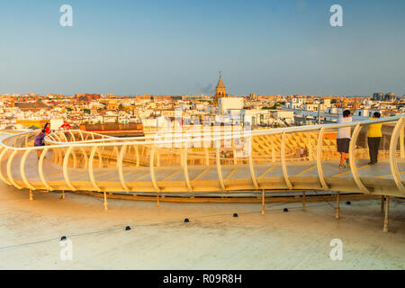 Menschen auf gekrümmten Fußgängerbrücke bewundert die Skyline der Stadt, Metropol Parasol, Plaza de la Encarnacion in Sevilla, Andalusien, Spanien Stockfoto