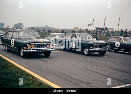 Motor Racing an der Brands Hatch in England in den frühen 1960er Jahren. Dargestellt sind zwei Ford Zodiac Autos, Nummer 6 und 7. Foto der Startaufstellung, nur vor dem Rennen starten. Stockfoto