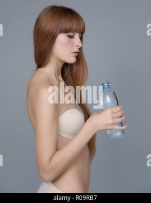 Verschiedene Ausdruck von jungen Mädchen mit Wasserflasche auf neutralem Hintergrund Stockfoto