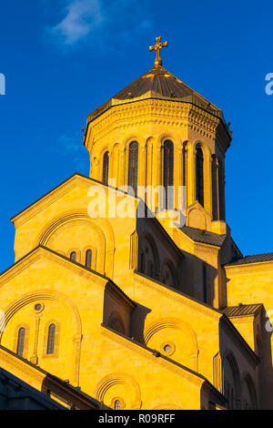 Kirche der Heiligen Dreifaltigkeit oder Tsminda Sameba Kathedrale closeup Sonnenuntergang vertikale Foto, Tiflis, Georgien Stockfoto