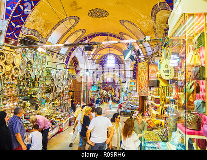 Touristen an den Verbindungsgängen der Kapali Carsi, der Große Basar in Istanbul, Türkei. Stockfoto