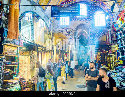 Bürger und Touristen an den Verbindungsgängen der Kapali Carsi, der Große Basar in Istanbul, Türkei. Stockfoto