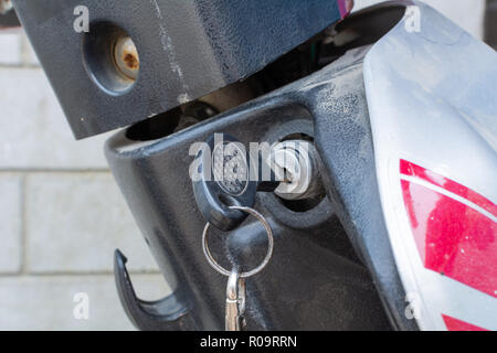 Motorrad Zündschalter. Starten Motorrad. Fragment des roten Roller. Stockfoto