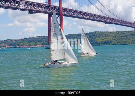 Lissabon, Portugal - Segelboot auf den Fluss Tejo (Tejo) Stockfoto