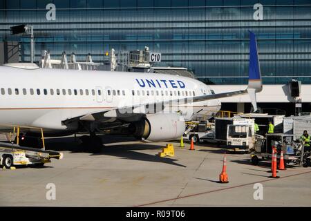 United Airlines Boeing 737 (N 76504) an einem Terminal am George Bush Intercontinental Airport (IAH), gewartet, bevor take-off. Stockfoto