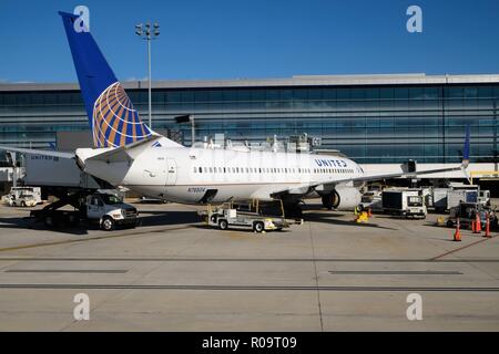 United Airlines Boeing 737 (N 76504) an einem Terminal am George Bush Intercontinental Airport (IAH), gewartet, bevor take-off. Stockfoto