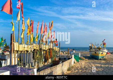 Angeln schwebt und Flaggen, die in der Abendsonne am Strand von Monte Gordo, Algarve, Portugal Stockfoto