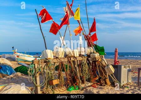 Angeln schwebt und Flaggen, die in der Abendsonne am Strand von Monte Gordo, Algarve, Portugal Stockfoto