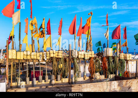 Angeln schwebt und Flaggen, die in der Abendsonne am Strand von Monte Gordo, Algarve, Portugal Stockfoto