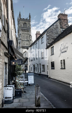 Die Pfarrkirche St. Johannes der Täufer als von Black Jack Straße in der römischen Stadt Cirencester (corinium) in Gloucestershire, England gesehen. Stockfoto