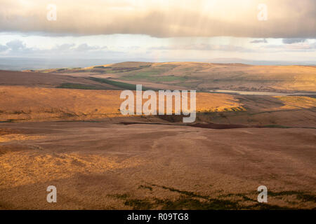 West Pennine Moors in squally Wetter von Winter Hill gesehen. Stockfoto