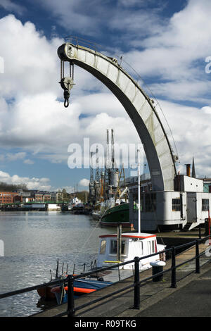 Dampf angetriebene Krane entlang der Seite der Hafen von Bristol UK Stockfoto