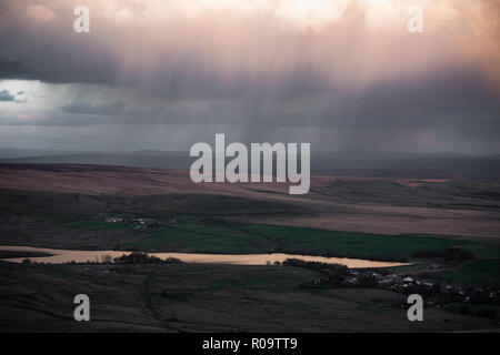 West Pennine Moors in squally Wetter von Winter Hill gesehen. Stockfoto