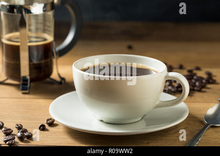 Warme hausgemachte französische Presse Kaffee in eine Tasse Stockfoto