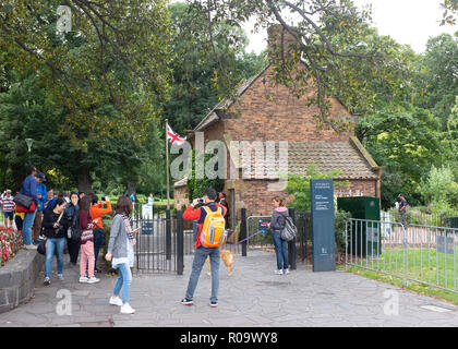 Touristen, die Kapitän Cook's Cottage, die Fitzroy Gardens, Melbourne, Victoria, Australien Stockfoto