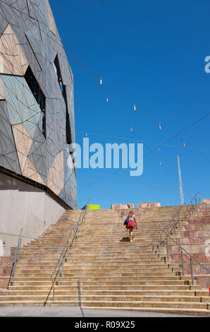Frau wenige Schritte zum Federation Square in Melbourne, Australien Stockfoto