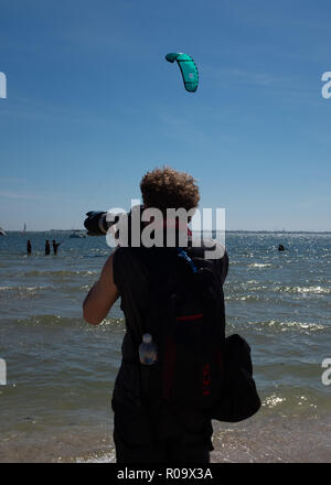 Fotograf ein Bild von Kitesurfer beim Stehen auf dem Strand, Melbourne, Victoria, Australien Stockfoto