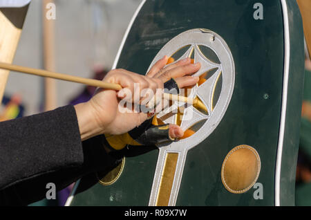 Die weibliche Bogenschützen nimmt den Pfeil aus dem Ziel. Stockfoto