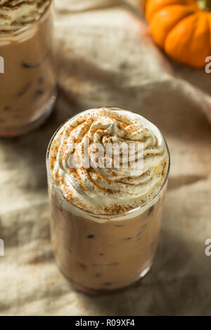 Süße erfrischende Herbst Kürbis Spice Latte Eiskaffee mit Sahne Stockfoto