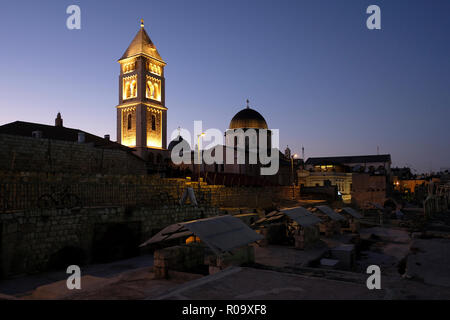 Blick über die Dächer in Richtung Turm der Evangelisch-Lutherischen Kirche des Erlösers in Christian Quarter, Altstadt Ost-Jerusalem Israel Stockfoto